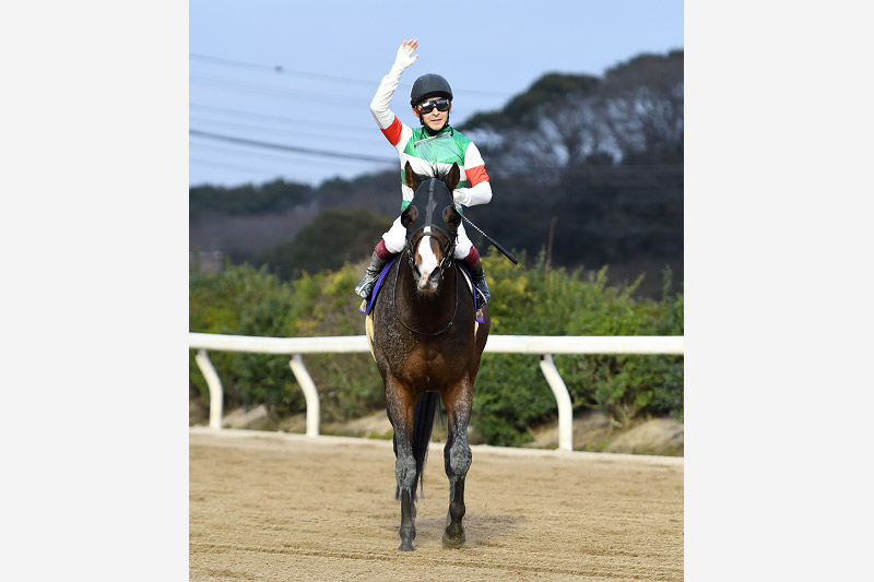 2023年 バーデンヴァイラー　4コーナー先頭から難なく押し切る