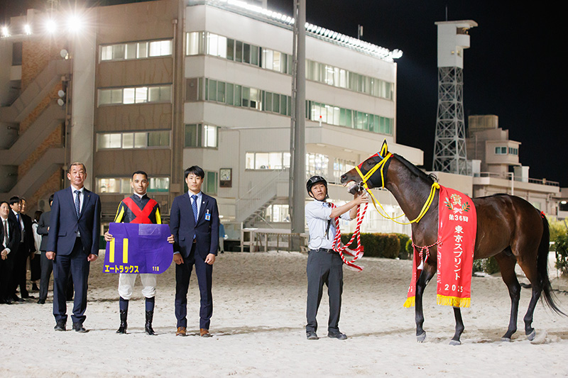 2025年 エートラックス　マジックマンに導かれ、直線抜け出す