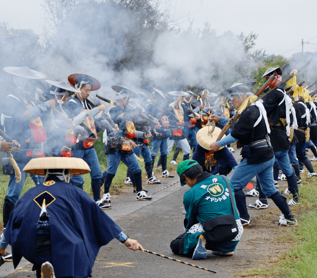 火縄銃を撃つ様子