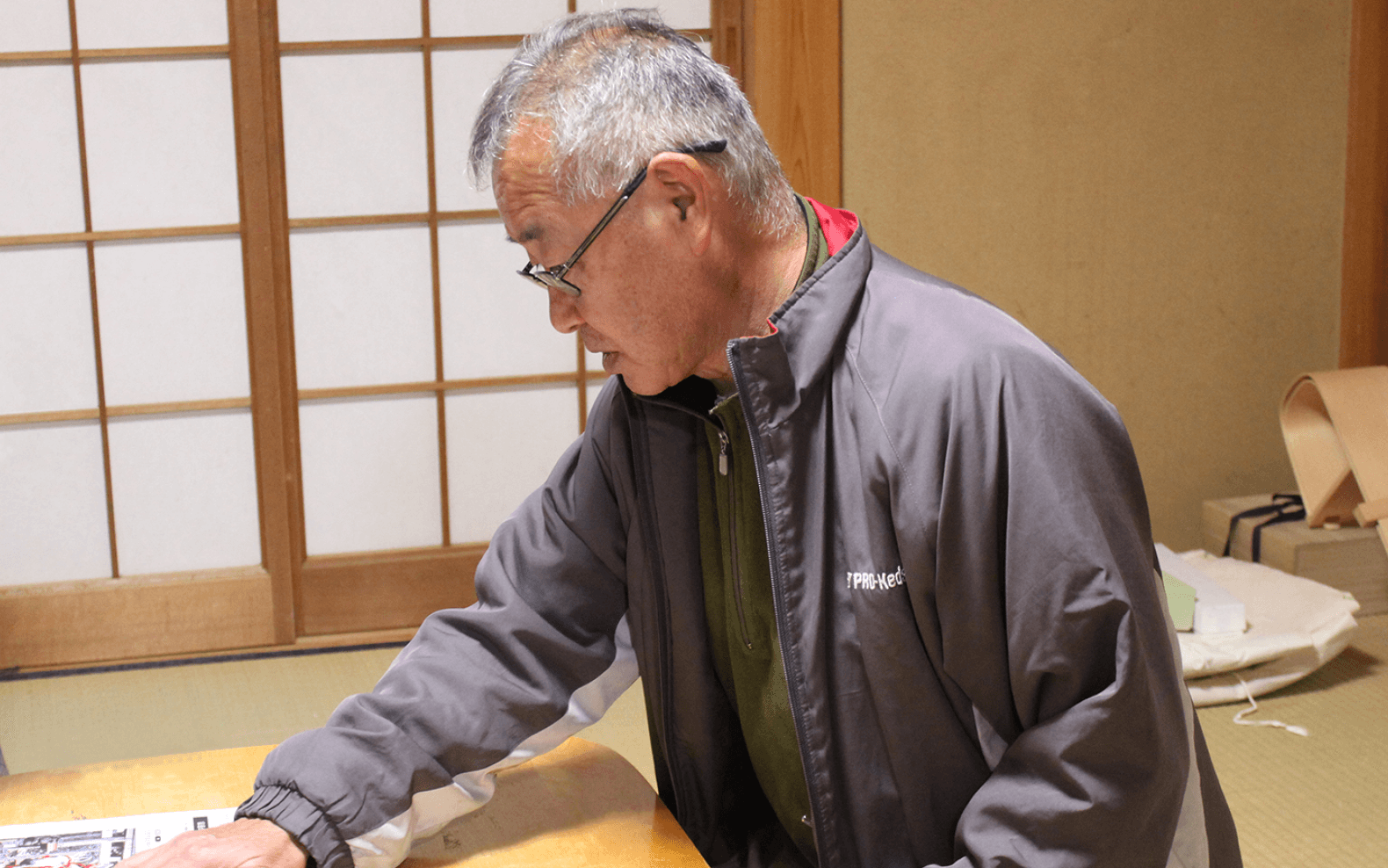 小山会長が資料を説明している様子